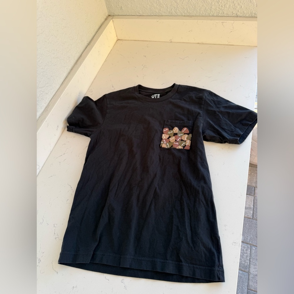 Uniqlo x Fender Black Pocket T-Shirt Guitar Pick Print Size XS